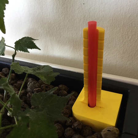 Water level indicator for self watering pot