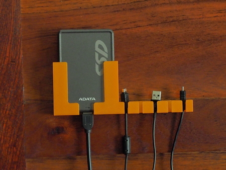 SSD y el cable del soporte de pared
