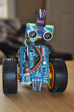 SCRU-FE: Simple C++ Robot con Ultra-sonic Sensor para la Educación: Arduino UNO Evitación del Obstáculo Laberinto de Programación